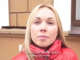 Русская блондинка стала жертвой откровенного пикапа на улице