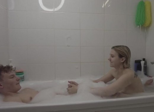 Молодая русская пара расслабляется в ванной